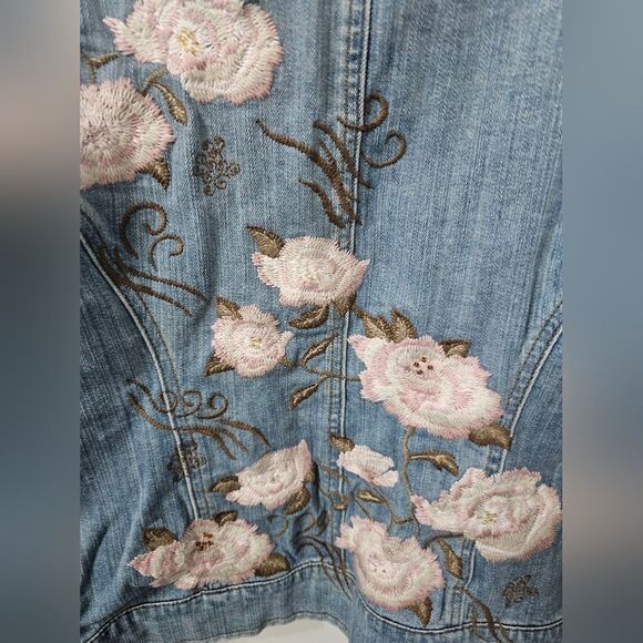 Chico's floral embroidered jean jacket size 1 or Women's small, 8/10 - Picture 3 of 5